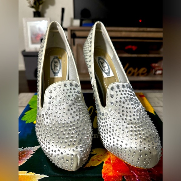 ♥️Silver Bedazzled Closed Toe Heels - Picture 4 of 4